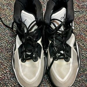 Kyrie Nike Gray and White Sneakers